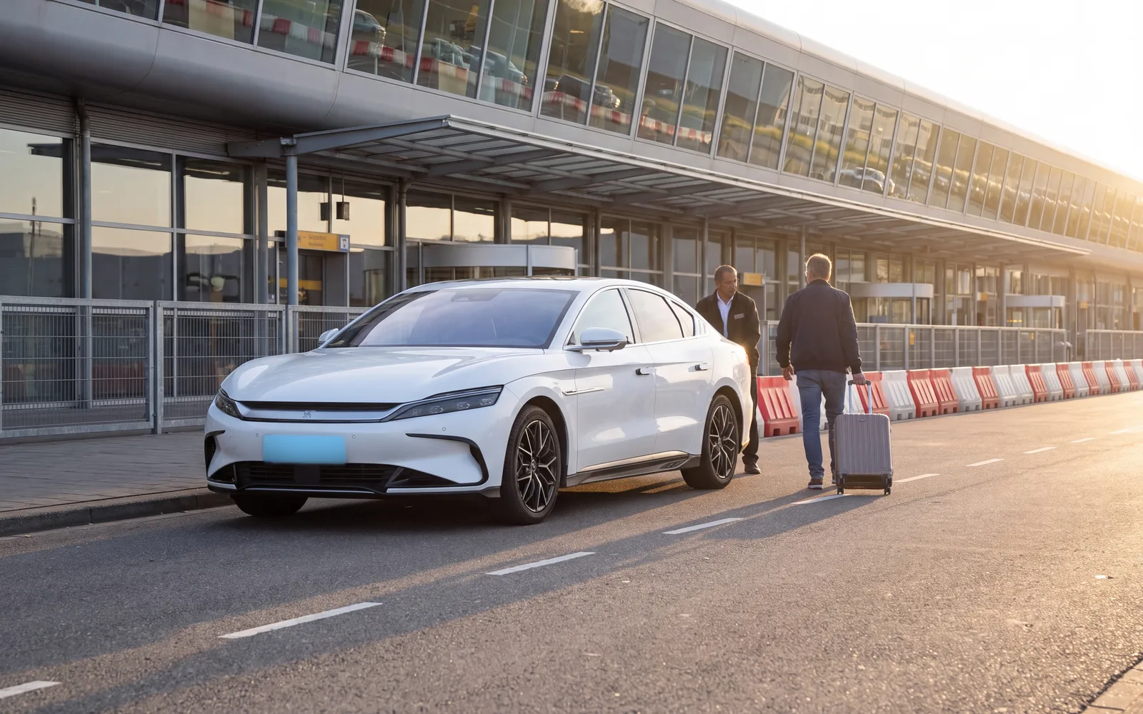 Illustratie: witte elektrische sedan bij de vertrekhal van een luchthaven in de vroege ochtend, een reiziger met koffer loopt naar de ingang