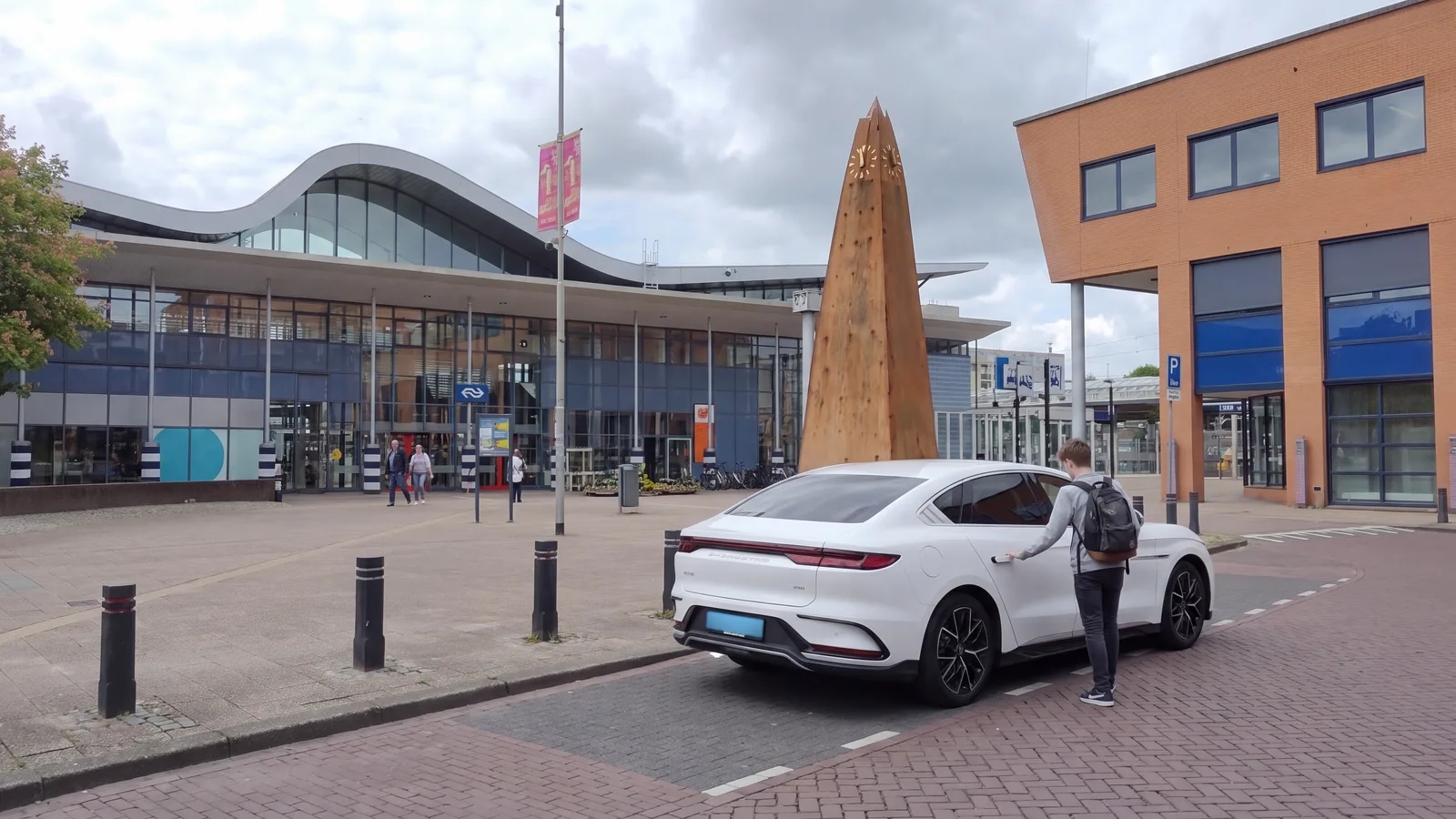 Illustration: Sittard station square during the day, a traveller with a backpack getting into a white electric saloon