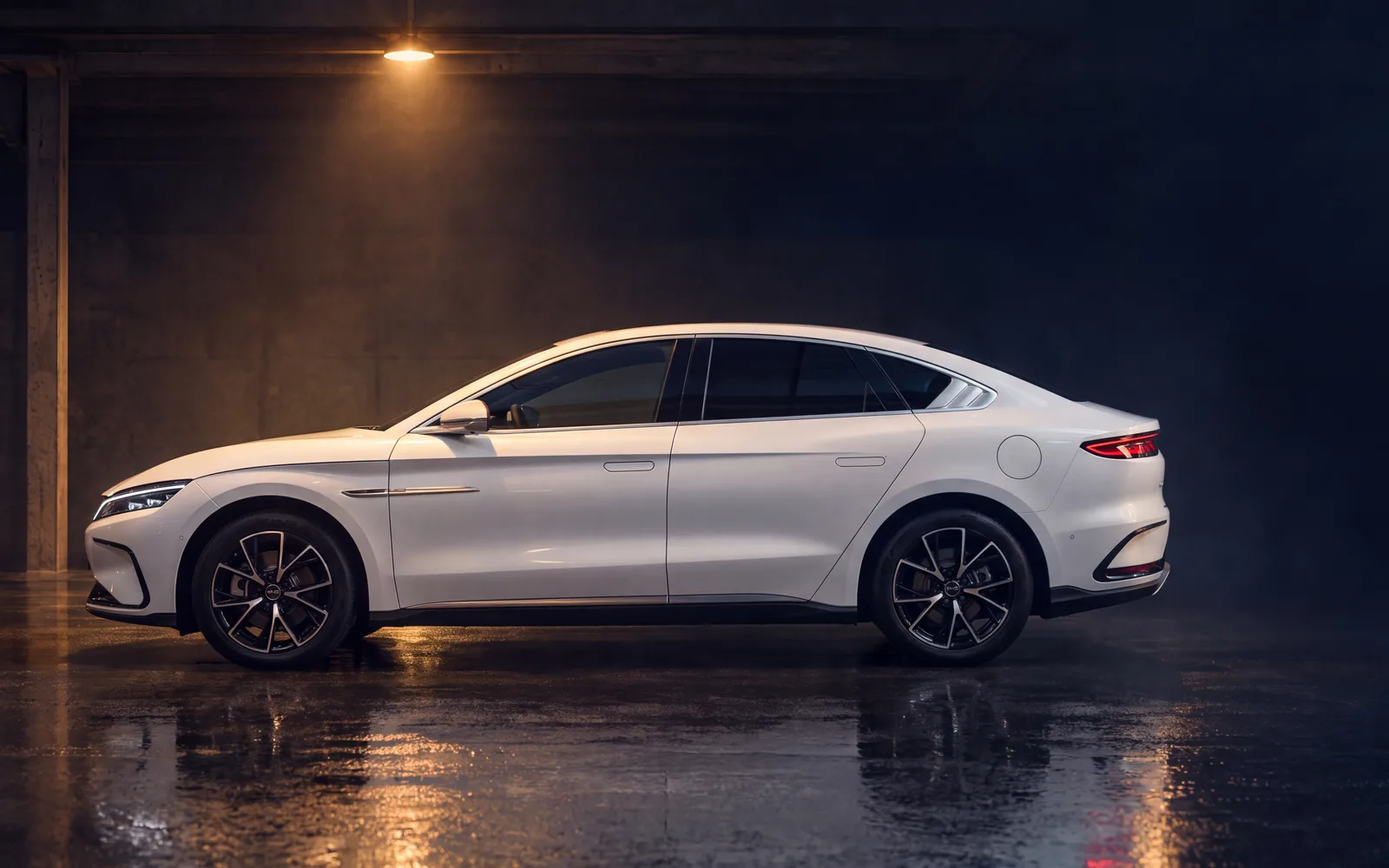 BYD Han, witte elektrische sedan